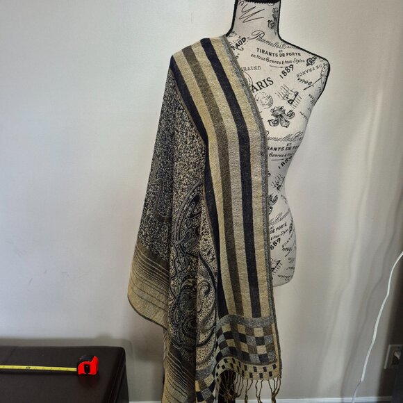 Wrap / Scarf - Picture 2 of 10